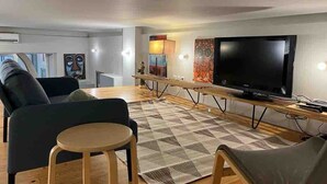 TV - LuxiStay Aliados - Central Historic Downtown Apt (Porto)
