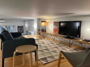 TV - LuxiStay Aliados - Central Historic Downtown Apt (Porto)