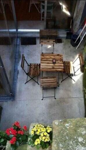 Outdoor dining - LuxiStay Aliados - Central Historic Downtown Apt (Porto)