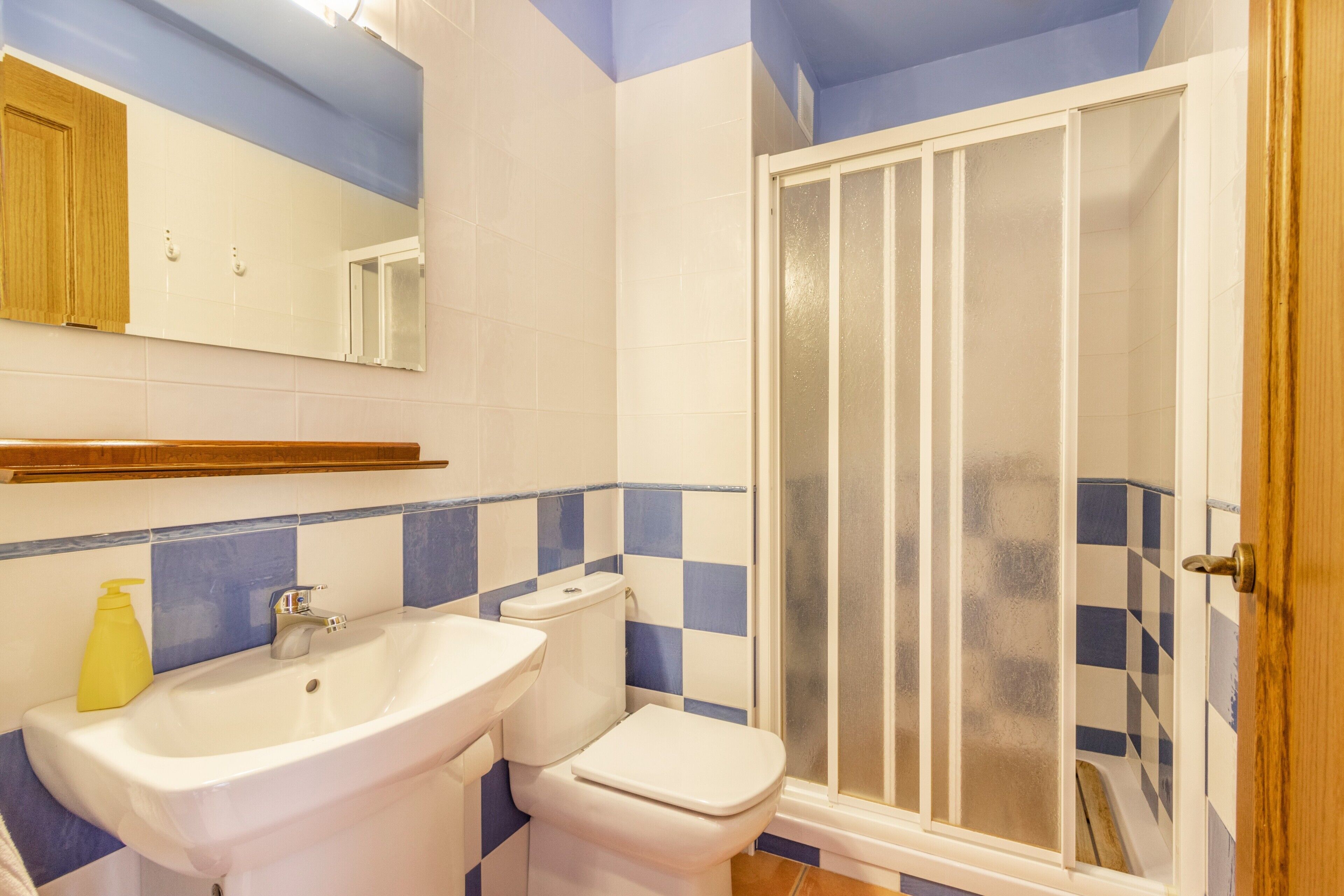 Een badkamer met een wastafel, toilet en douche.