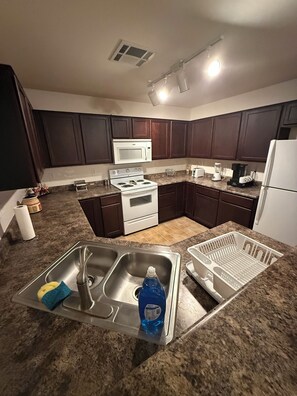 冷蔵庫、電子レンジ、オーブン、コンロ