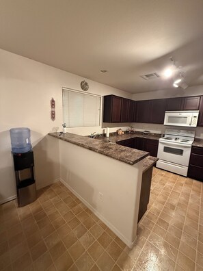 Kjøleskap, mikrobølgeovn, ovn og kokeplater