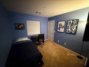 4 bedrooms, desk, free WiFi, bed sheets