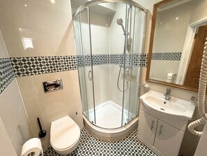 Douche, serviettes fournies, savon, shampoing