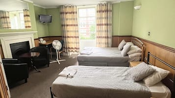 Habitación triple | Escritorio y espacio para trabajar con un portátil