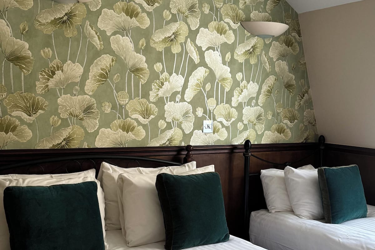 Triple Room | Desk, laptop workspace, iron/ironing board, free WiFi