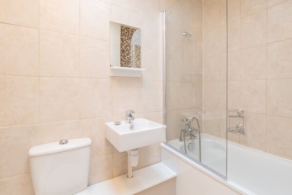 A bathroom with a toilet, sink, and bathtub. - Host Stay St Martin s Road (Canterbury)
