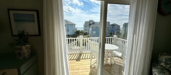 Salty Medicine 4 bed 3.5 bath home with POOL