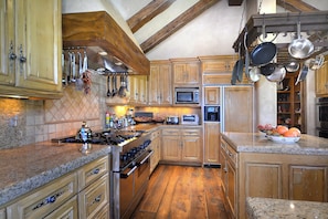 Microwave, oven, stovetop, dishwasher - ASPEN 6-bed House for Winter Holiday Rental Unobstructed views of Aspen Mountain (Aspen)
