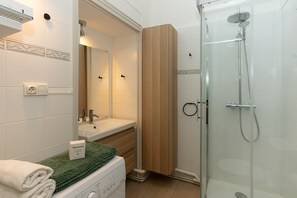 Shower, hair dryer, towels