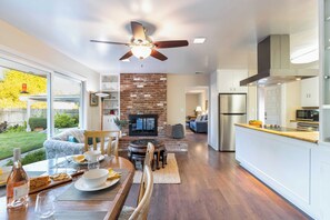 House (3 Bedrooms) | Interior - East Valley Manor by Avantstay Minutes to the Beach (Santa Barbara)