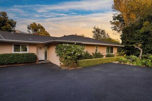 House (3 Bedrooms) | Interior - East Valley Manor by Avantstay Minutes to the Beach (Santa Barbara)
