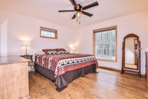 3 bedrooms, desk, travel cot, free WiFi