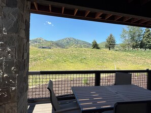 Outdoor dining - Slope Views Scenic Deer Valley Retreat, Great for Families, 2 King & 2 Bunk Beds (Daniel)