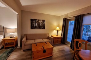 TV, fireplace - Country Retreat Horseshoe Valley (Shanty Bay)