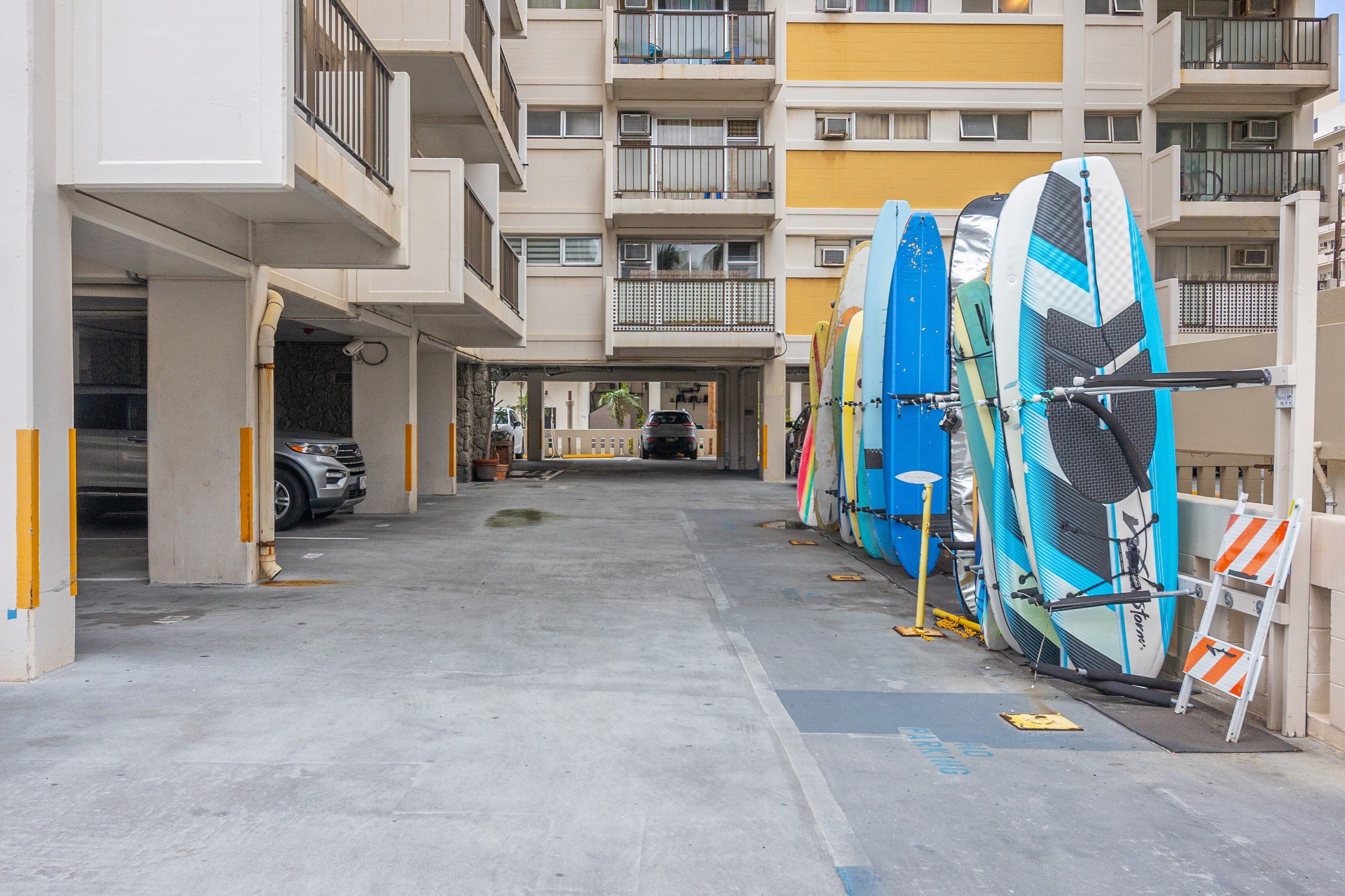 Un parking à étages, avec des planchers en béton et une allée centrale.