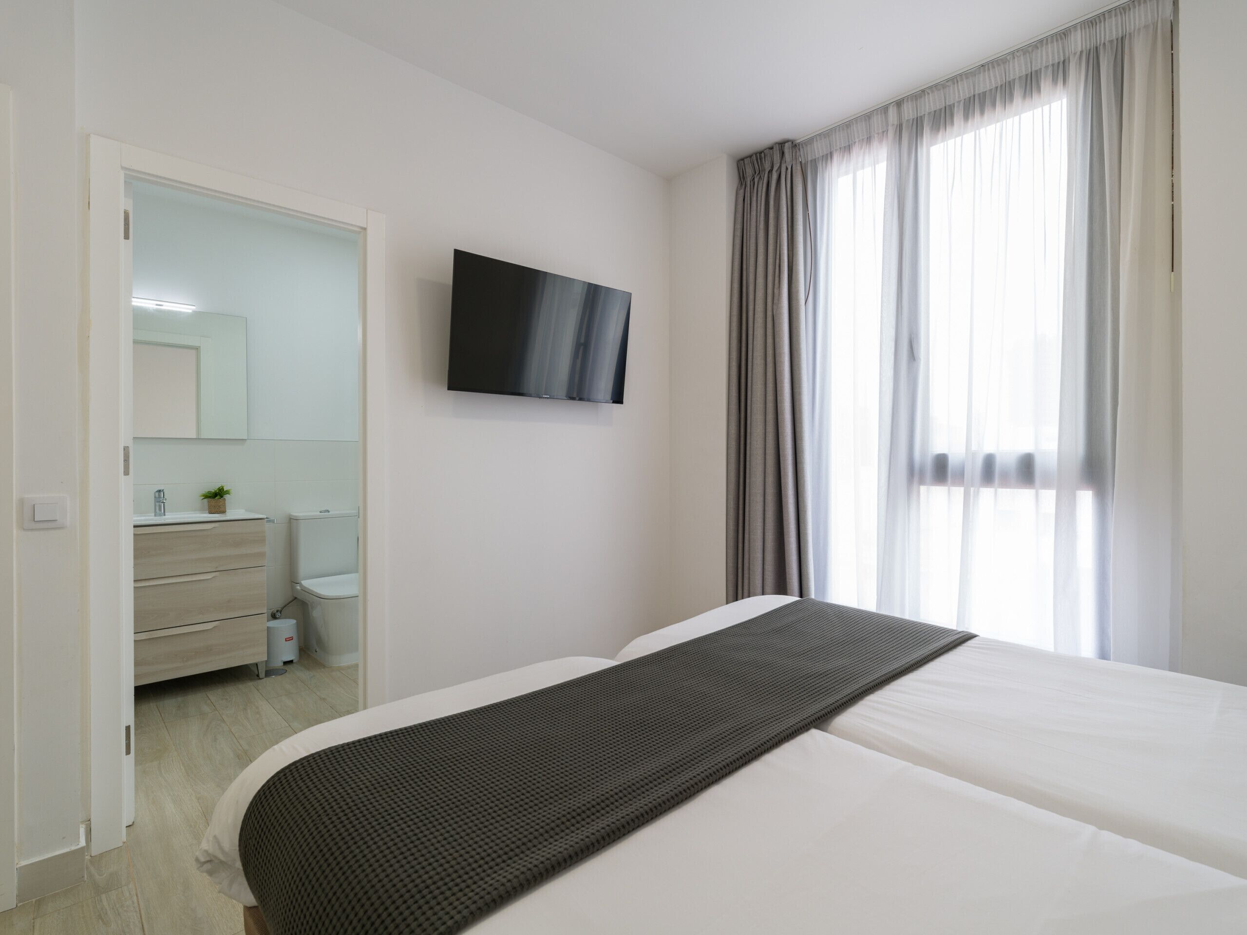 3 chambres, bureau, fer et planche à repasser, lit de bébé portatif