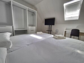 3 bedrooms, desk, iron/ironing board, travel cot