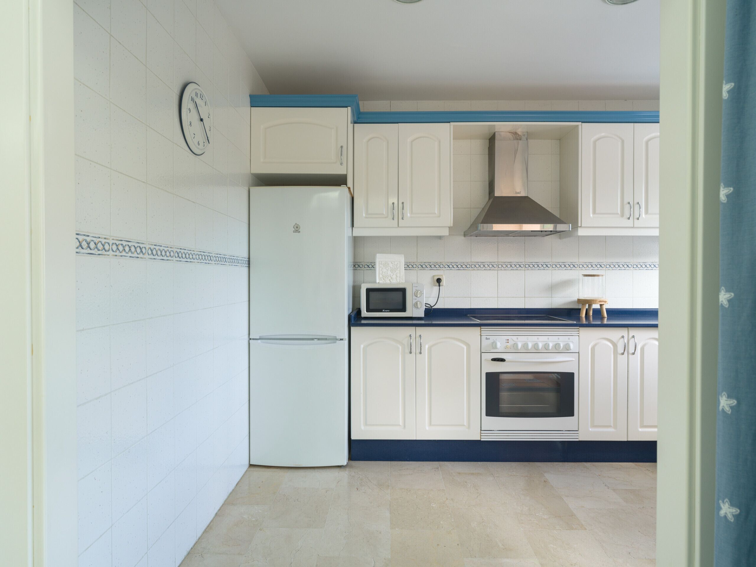 Een koelkast, een microgolfoven, een oven