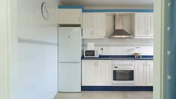 Een koelkast, een magnetron, een oven, een koffiezetapparaat/waterkoker