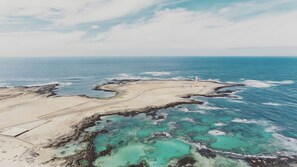 On the beach - Vacation Home 'Amura House' with Private Garden, Balcony and Wi-Fi (El Cotillo)