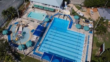 Alberca al aire libre y alberca climatizada