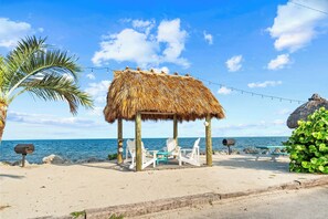 Outdoor dining - NEW! CASA LARGO OCEANSIDE - GOLF CART, POOL, 2 KING SUITE, 3 BATH, BEACH, KAYAKS (Key Largo)