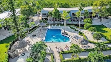 Een buitenzwembad, een verwarmd zwembad