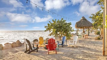 Plage, chaises longues, serviettes de plage