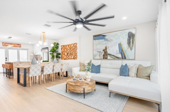 Smart TV - NEW! CASA LARGO OCEANSIDE - GOLF CART, POOL, 2 KING SUITE, 3 BATH, BEACH, KAYAKS (Key Largo)