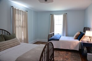 4 bedrooms, iron/ironing board, WiFi, bed sheets