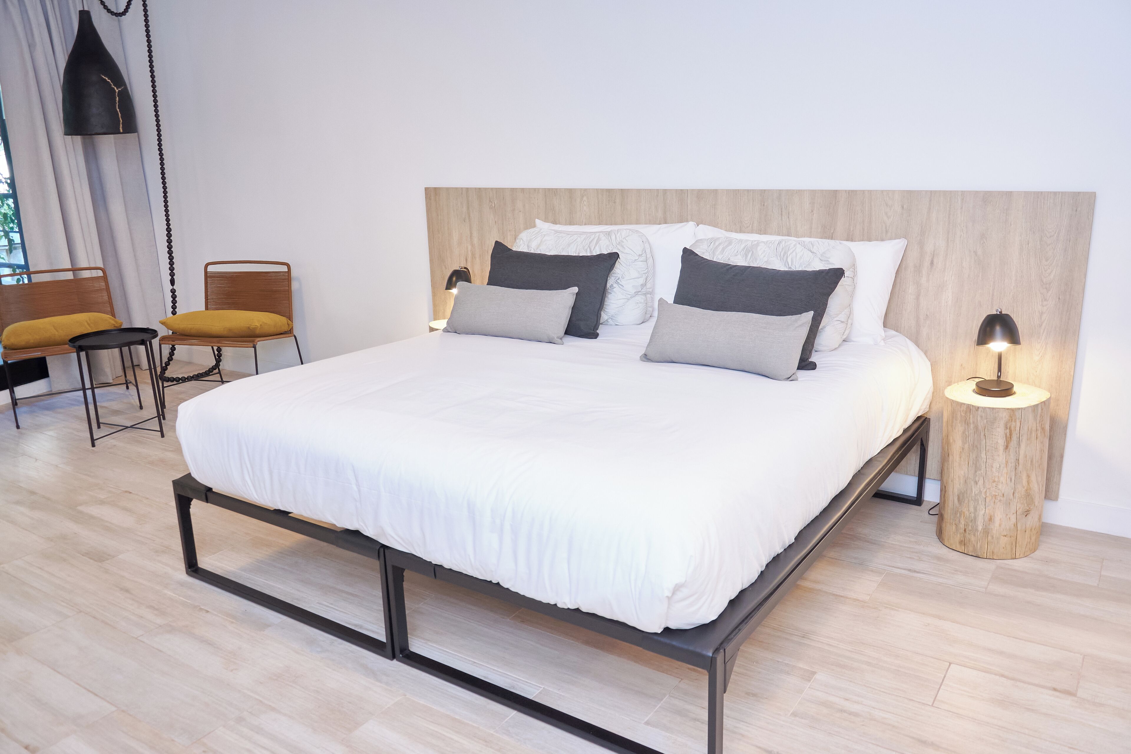 2 bedrooms, desk, WiFi, bed sheets