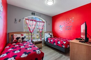 4 bedrooms, desk, iron/ironing board, travel cot