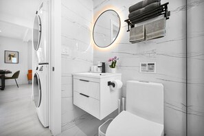 Dusche, Haartrockner, Bidet, Handtücher