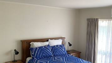 4 bedrooms, iron/ironing board, WiFi, bed sheets