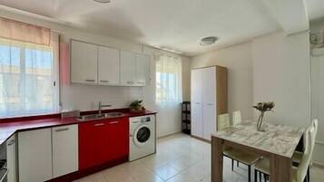 Réfrigérateur, micro-ondes, four, plaque de cuisson