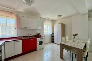 Frigorífico, microondas, horno y placa de cocina