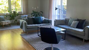 Smart-tv, eldstad, en stereo och datorskärmar