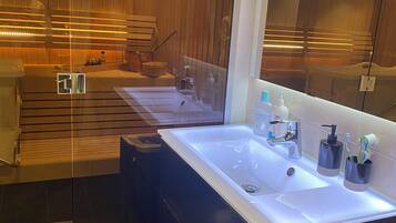 Hårtork, handdukar, tvål och schampo