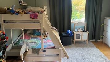 4 sovrum, skrivbord, strykjärn/strykbräda och resesäng