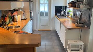 Kylskåp, mikrovågsugn, ugn och spishäll