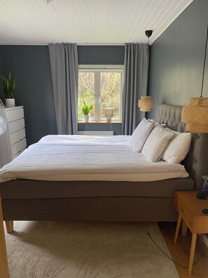 4 chambres, bureau, fer et planche à repasser, lit parapluie