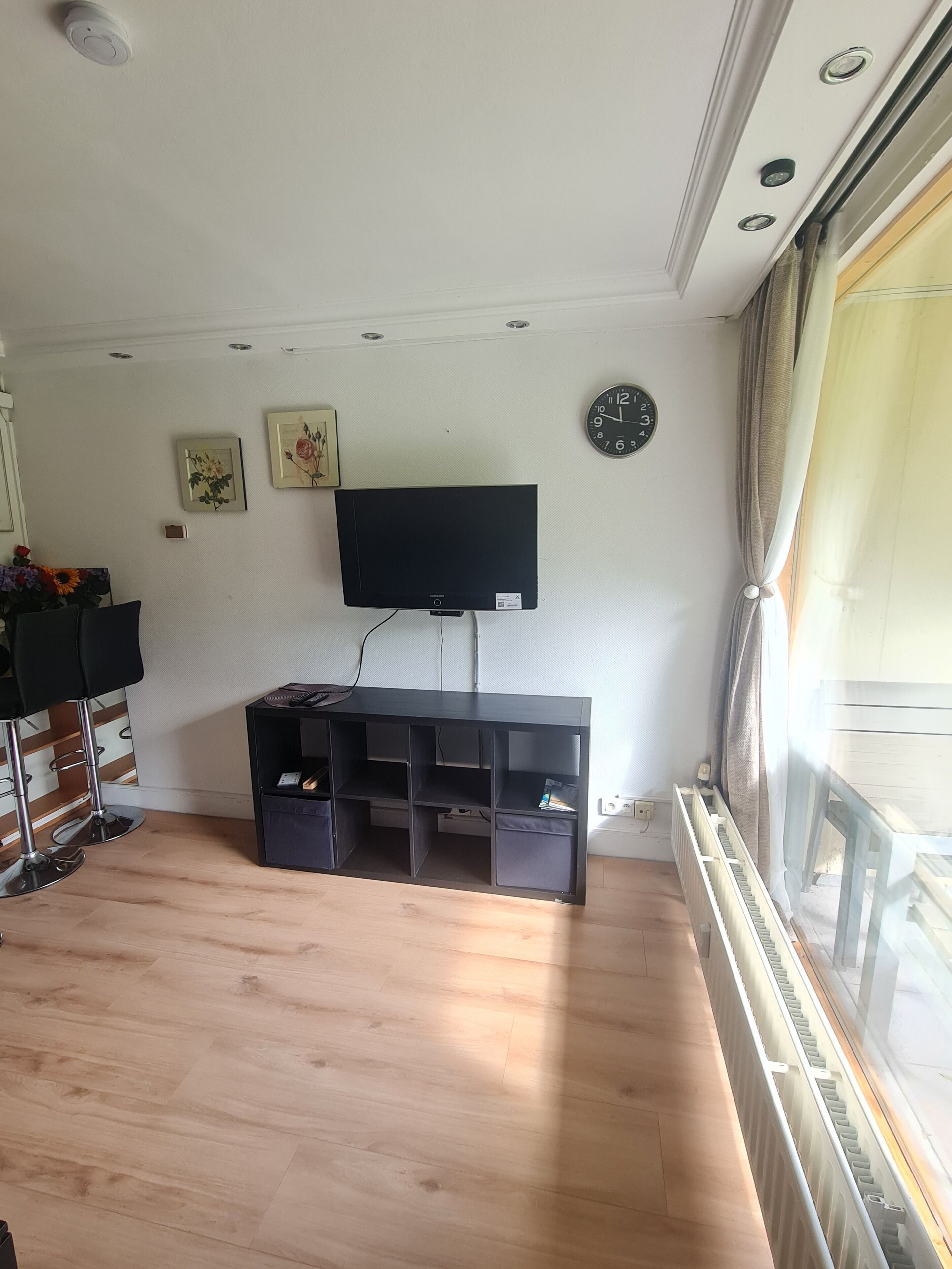 تلفزيون بشاشة مسطحة