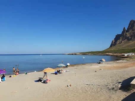 Beach nearby. Holiday Home 'Da Giovanni A Custonaci' with Balcony, Wi-Fi and Air Conditioning