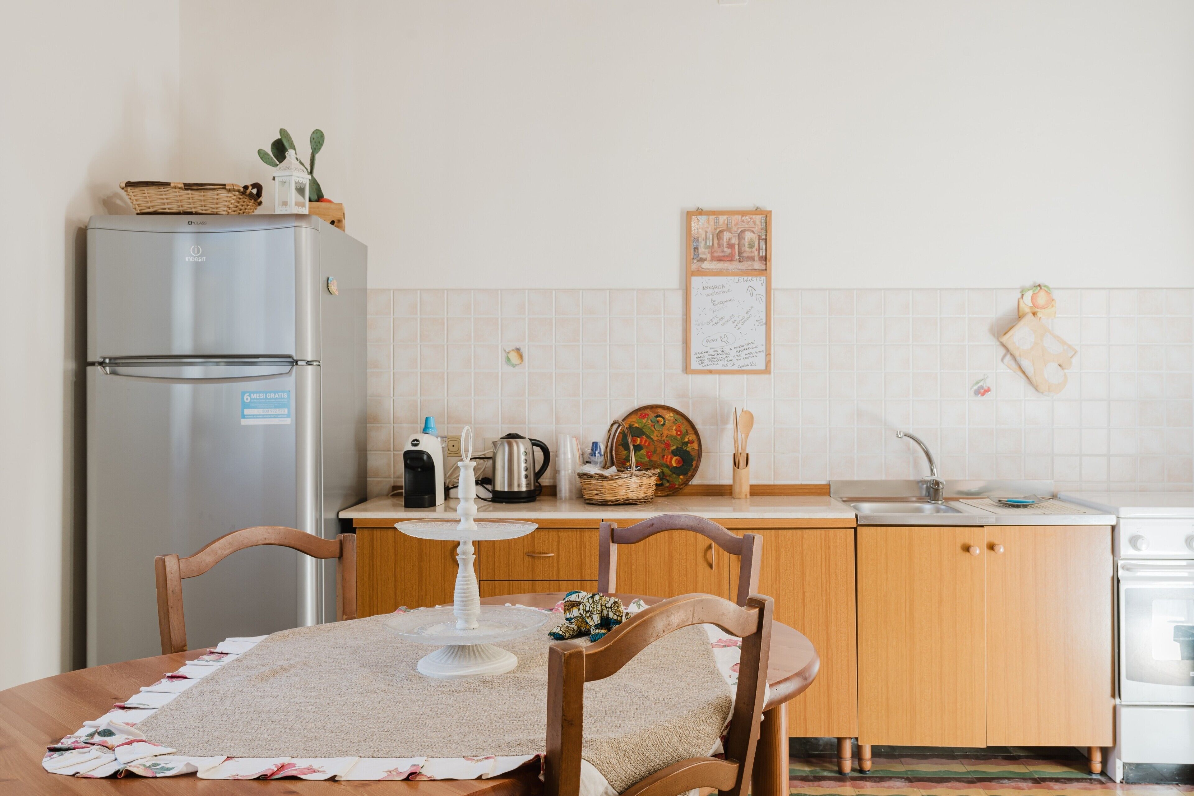 Kjøleskap, mikrobølgeovn, kokeplater og kaffetrakter/tekoker