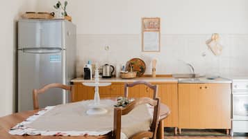 Kjøleskap, mikrobølgeovn, kokeplater og kaffetrakter/tekoker