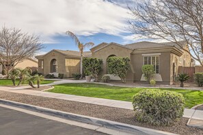 Exterior - 6BR, heated pool/spa, large grass yard, BBQ Island, & games galore near Westgate (Glendale)