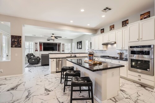 6BR, heated pool/spa, large grass yard, BBQ Island, & games galore near Westgate