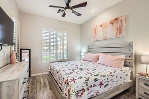 6 bedrooms, iron/ironing board, travel crib, free WiFi - 6BR, heated pool/spa, large grass yard, BBQ Island, & games galore near Westgate (Glendale)