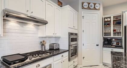 6BR/5BA, heated pool & spa, large grass yard, & games galore near Westgate!!